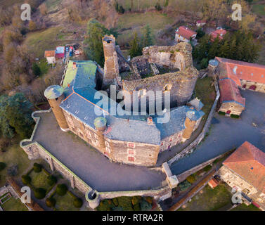 Luftaufnahme von eindrucksvollen mittelalterlichen Burg von Chateau de Bouzols auf einem Hügel in der Gemeinde von Saint-Germain-en-Velay, Frankreich Stockfoto