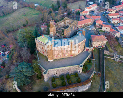 Luftbild der alten Burg von Chateau de Bouzols in trüben Wintertag, Saint-Germain-en-Velay, Frankreich Stockfoto