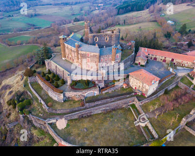 Malerische Herbstlandschaft mit imposanten mittelalterlichen Bouzols Schloss in der französischen Gemeinde Saint-Germain-en-Velay, Haute-Loire Stockfoto