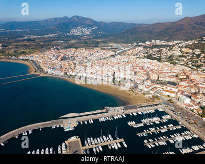 Blick vom Brummen auf Boote und Yachten im mediterranen Küstenstadt und Resort von Rosen in Katalonien, Spanien Stockfoto