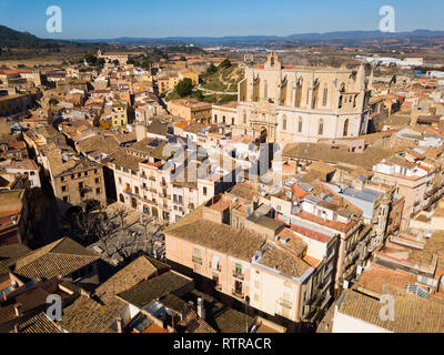 Panoramablick vom Dröhnen der Stadt von Montblanc und Kirche Santa Maria, Spanien Stockfoto