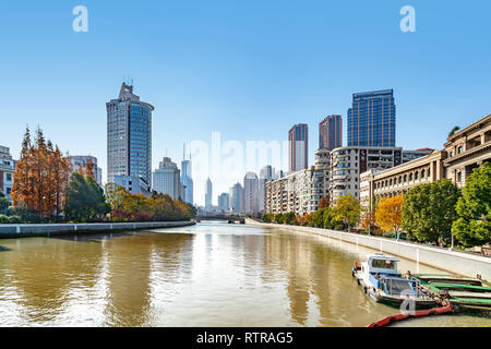 Suzhou River und Gebäude auf beiden Seiten, Shanghai, China. Stockfoto