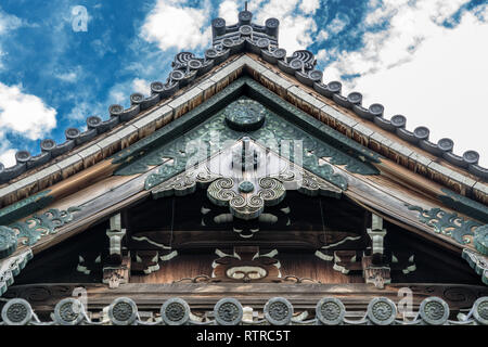 Dach Detail der Honden oder Butsuden (Große Halle) an Otani Honbyo (Otani Mausoleum) "Ootani Gohonbyo'. In Kyoto, Japan. Stockfoto