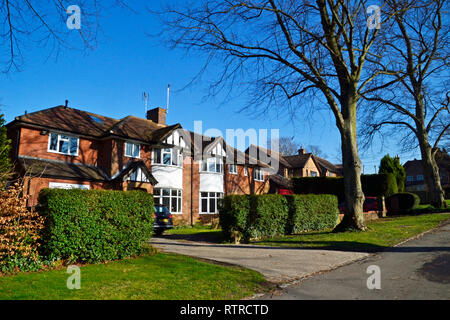 1930er Jahre Häuser mit Erker, auf Manor Park Avenue, in Princes Risborough, Buckinghamshire, Großbritannien Stockfoto