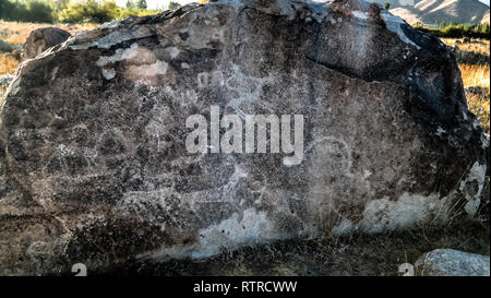 Rock Malerei aka petroglypgs in der Feld-, Cholpon-Ata, Issyk-kul, Kirgisistan Stockfoto