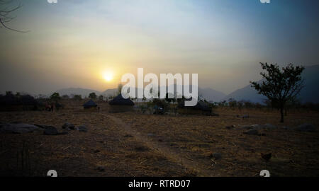 Landschaft des Dorfes Dowayo Stamm bei Sonnenuntergang an der Poli, Kamerun Stockfoto