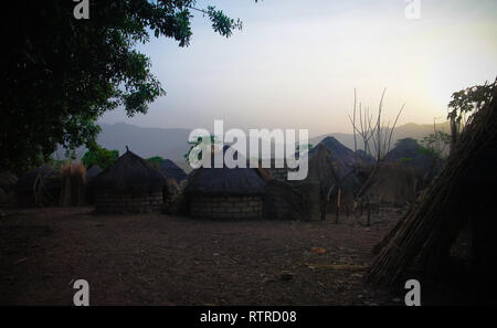 Landschaft des Dorfes Dowayo Stamm bei Sonnenuntergang an der Poli, Kamerun Stockfoto