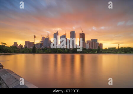 Sonnenuntergang über der Skyline von Sydney Stockfoto