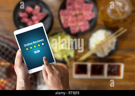 Online Bewertungen Bewertung Zeit für die Prüfung Prüfung Prüfung Prüfung in ein Café oder Restaurant Stockfoto