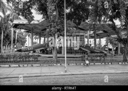 Havanna, Kuba - 06 Januar 2013: Blick auf die Altstadt von Plätzen und Straßen. Zwei alte Flugzeug ist auf der Website. Stockfoto