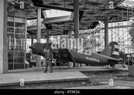 Havanna, Kuba - 06 Januar 2013: Blick auf die Altstadt von Plätzen und Straßen. Ein altes Flugzeug ist auf der Website. Ein Soldat bewacht. Stockfoto