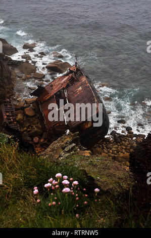 Rostige Reste von RMS Mülheim cargo Schiff an Land's End in Cornwall, England, Großbritannien ruiniert Stockfoto