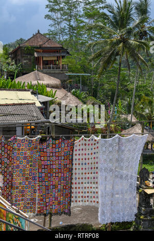 Bunte Stoffe und Kunsthandwerk auf dem Hintergrund von Balis Reisfelder in Tegallalang Reisterrassen, Bali, Indonesien Stockfoto