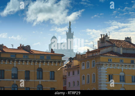 Roten Ziegeldach Marseille Häuser und den Blick auf die Basilika Notre-Dame de la Garde im nebligen Hintergrund. Blick von der Alten Hafen Stockfoto