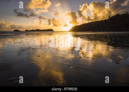 Sonnenaufgang am Cape Hillsborough Stockfoto