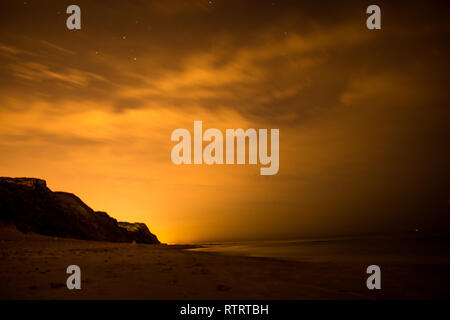 Schöne Aufnahme während der späten Abend am Strand in der Nähe von Tel Aviv, Israel. Sonnenuntergang hinter dem Horizont. Stockfoto