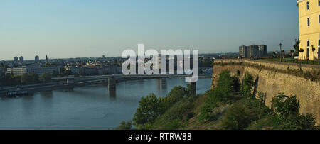 Blick auf die Donau und die Stadt Novi Sad, Serbien von der Festung Petrovaradin Stockfoto