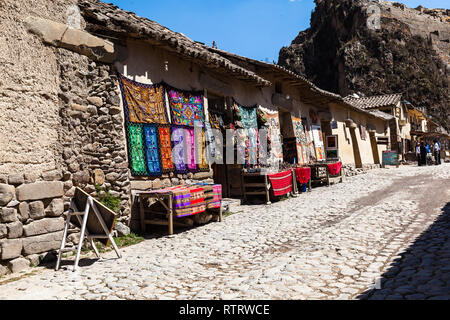 Cuzco, Peru, Juli 2018: peruanische Weberei und Handwerksbetrieben in der Stadt von Ollantaytambo Stockfoto