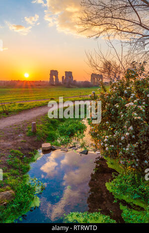 Rom (Italien) - Der Parco degli Acquedotti bei Sonnenuntergang, eine archäologische Park in Rom, in der Via Appia Regional Park, mit monumentalen Ruinen Stockfoto