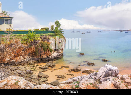 Malerische Landschaft mit Blick auf das Meer und die schönen Klippen. Cascais, Portugal. Stockfoto