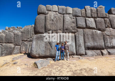 Cusco, Peru, Juli 2018: Die archäologische Stätte von Sacsayhuaman ist im oberen Teil von Cusco erbaut und ist einer der meistbesuchten Orte von Touristen Stockfoto