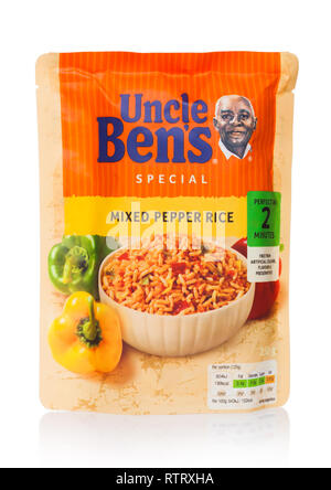 LONDON, UK, 01. MÄRZ 2019: Uncle Ben's Mikrowelle Spezielle gemischt Pfeffer Reis Paket auf Weiß. Stockfoto