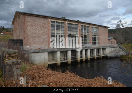 Shin Wasserkraftwerk in Sutherland, Schottland, Großbritannien Stockfoto