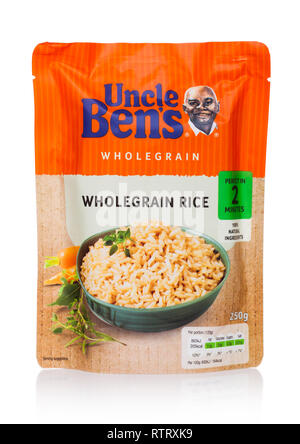 LONDON, UK, 01. MÄRZ 2019: Uncle Ben's Mikrowelle spezielle Vollkorn Reis Paket auf Weiß. Stockfoto