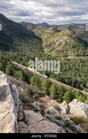 Autobahn in Spanien neben Berge. Stockfoto