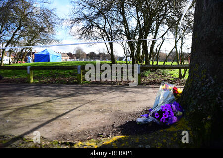 Floral Tribute an die Szene in der Nähe von St Neot's Straße in Harold Hill links, East London nach dem tödlichen Erstechen eines 17-jährigen Mädchens auf Freitag Nacht. Stockfoto