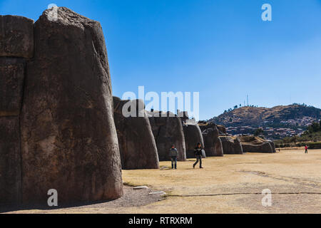 Cusco, Peru, Juli 2018: Der archäologische Komplex von Sacsayhuaman ist mit riesigen Steinen bis zu 180 Tonnen und sechs Meter hoch gebaut, eine Stockfoto