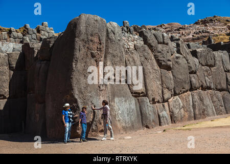 Cusco, Peru, Juli 2018: Der archäologische Komplex von Sacsayhuaman ist mit riesigen Steinen bis zu 180 Tonnen und sechs Meter hoch gebaut, eine Stockfoto