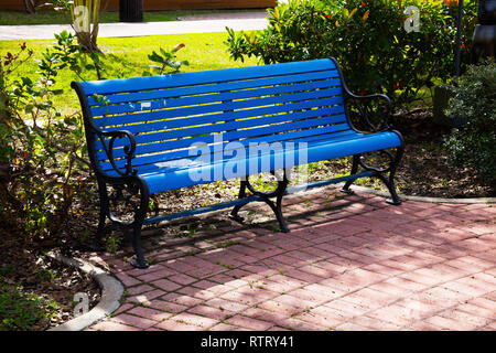 Blau Park Bench in einem Park in Brownsville, Texas Stockfoto