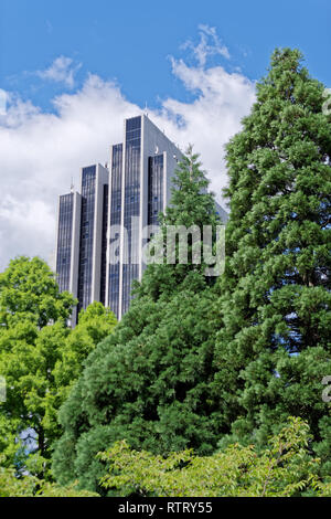 Hamburg, Deutschland - 30 Juni, 2018: Fassade des Radisson Blue Hotel gegen bewölkt blauer Himmel. Ansicht von "Planten un Blomen" City Garden Stockfoto