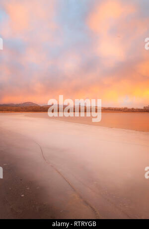 Bunte sunrise Wolken leuchten die Landschaft über Lon Hagler Reservoir in Loveland Colorado Stockfoto