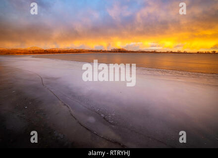 Bunte sunrise Wolken leuchten die Landschaft über Lon Hagler Reservoir in Loveland Colorado Stockfoto