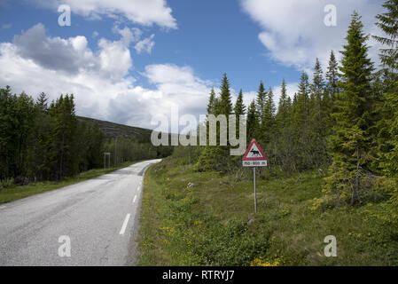 Kvaløya ist ein mountainess arktischen Insel westlich von Tromsø im Norden von Norwegen. Kvaløya ist eine arktische Insel mit bis zu 1044 Meter hohen Bergen Wir Stockfoto