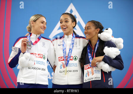 Großbritanniens Katarina Johnson-Thompson (Mitte) stellt mit ihrer Goldmedaille nach dem Gewinn der Fünfkampf neben zweiten Großbritanniens Niamh Emerson platziert (links) und Frankreichs Solene Ndama bei Tag Zwei der Europäischen Indoor Leichtathletik WM im Emirates Arena, Glasgow. Stockfoto