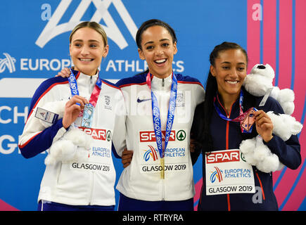 Großbritanniens Niamh Emerson, (Silber) und Katarina Johnson-Thompson (Gold) und Frankreichs Solene Ndama (Bronze) nach dem fünfkampf Siegerehrung der Frauen während der Tag Zwei der Europäischen Indoor Leichtathletik WM im Emirates Arena, Glasgow. Stockfoto