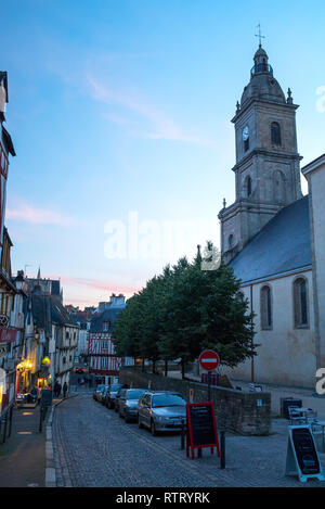Schönen Blick auf die Straße im historischen Zentrum in Vannes, Bretagne, Frankreich. Stockfoto