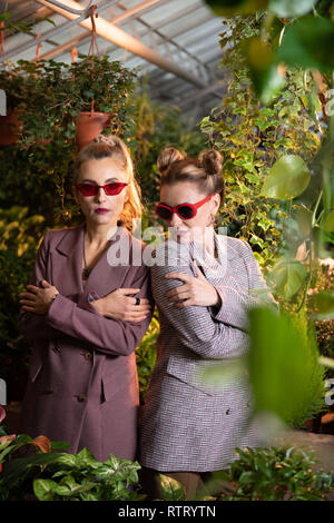 Stilvolle attraktive Frauen tragen schöne schöne Accessoires Stockfoto