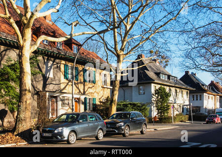 Berlin Wilmersdorf. Suburban Doppelhaushälften im Winter Sonnenschein in Assmannshauser Strasse Stockfoto