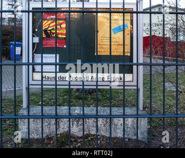 Berlin Wilmersdorf. Anne Frank Zentrum Jugend Notice Board. Freizeitanlage, Treffpunkt und Ort der politischen Bildung & Diskussion Stockfoto