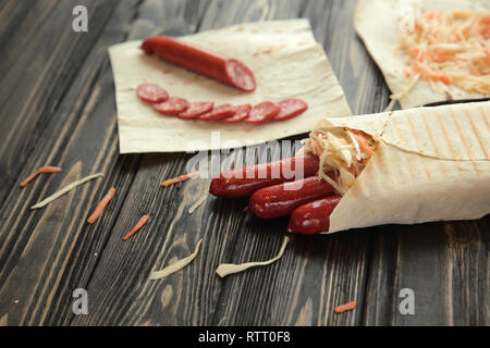 Geräucherte Wurst in Fladenbrot gewickelt. Foto mit Kopie Raum Stockfoto