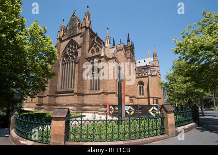 St Mary's Cathedral von der nordwestlichen Ecke der Prince Albert Street und der College Street in Sydney, Australien, wo zuvor Bischof George Pell den Vorsitz führte Stockfoto