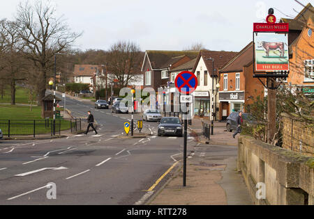 Der große Wohn- Dorf Theydon Bois und die B 172 Abridge Straße in Essex. Stockfoto