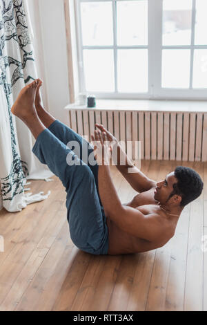 Aktive ehrgeizige Mann auf Training konzentriert, Seitenansicht voller Länge Foto. Fitness, Sport, Gesundheit Stockfoto