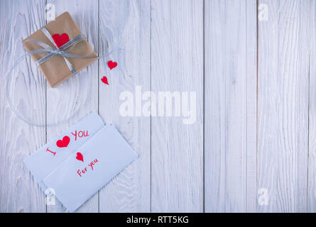 Valentines Tag Geschenkverpackung auf weißem Holz- Hintergrund. Stockfoto