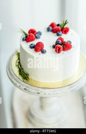 Wunderbare weiße Creme Kuchen mit verschiedenen Beeren dekoriert, schoß schließen Stockfoto