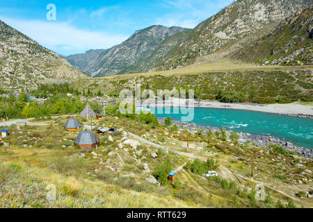 Traditionelle altai Wohnung für Touristen im Tal des Flusses Katun, Republik Altai Stockfoto